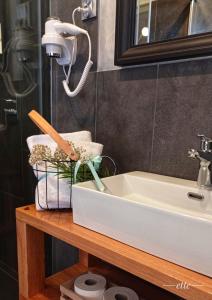 łazienka z umywalką i blatem z ręcznikami w obiekcie Kwitnące Jabłonie. Całoroczne Domki Wypoczynkowe w mieście Obrazów