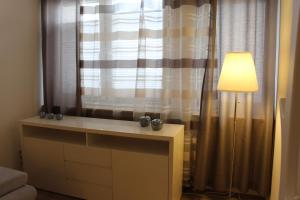 Zimmer mit einem Fenster mit einer Lampe und einem Tisch in der Unterkunft Looks Inn in Heidelberg