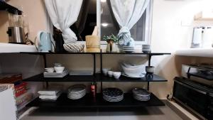 にあるPretty flat with full ACの皿と皿が入った黒い棚