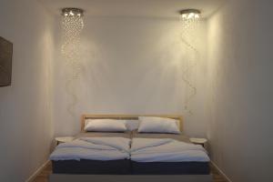 1 dormitorio con 1 cama con luces en la pared en Looks Inn, en Heidelberg
