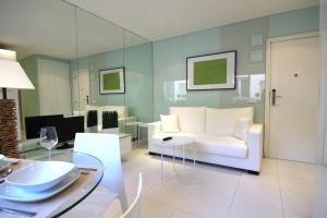 A television and/or entertainment centre at Apartamento Gran Via IV -Quinto Piso Sin Ascensor-