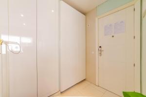 corridoio con porta bianca in una stanza di AmazINN Places Gran Via III a Madrid
