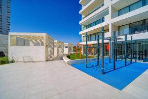 un parque infantil frente a un edificio en Galerna Home 2BR W/Balcony, Wifi & Parking., en Concón