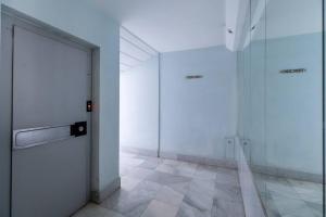 korytarz z dwoma windami w budynku w obiekcie Apartamentos RG, San Vicente 22 w Sewilli +32 zdjęcia