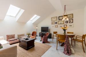salon z kanapą i stołem w obiekcie Apartamentos RG, San Vicente 22 w Sewilli