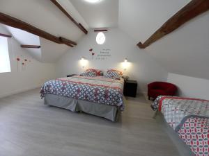 Le Vieil-Évreux的住宿－Les Maisons du théâtre romain，一间卧室配有两张床和红色椅子