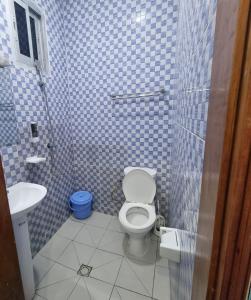 y baño con aseo y lavamanos. en Residence Sighaka - Studio Meublé VIP avec WiFi, Gardien, Parking, en Douala