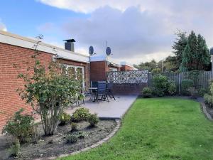 eine Terrasse mit einem Tisch und Stühlen im Hof in der Unterkunft Ferienhaus Seeschwalbe in Norddeich