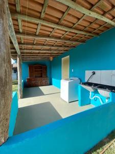 Habitación con paredes azules y techo de madera. en OCA Caraíva, en Caraíva