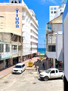 a street with cars parked in front of a building at Apartment Angeluz in San Andrés