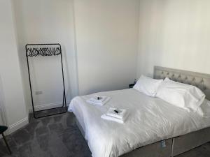Ein Bett oder Betten in einem Zimmer der Unterkunft Spacious 2-Bed Apartment with free parking