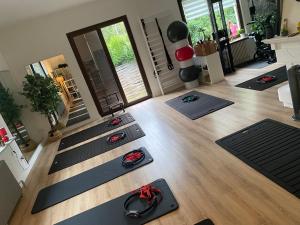 einen Blick über einen Yoga-Raum mit Matten auf dem Boden in der Unterkunft Belle Chambre Privée - Sdb - cuisine partagée - Wifi - Jardin in Wissembourg