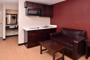 A kitchen or kitchenette at Red Roof Inn Van Horn