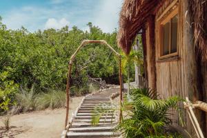 um conjunto de escadas que levam a uma casa em Yaxchen Tulum Cabañas & Cenote em Tulum