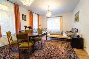 salon ze stołem, krzesłami i łóżkiem w obiekcie Holiday house Vedle w mieście Desná