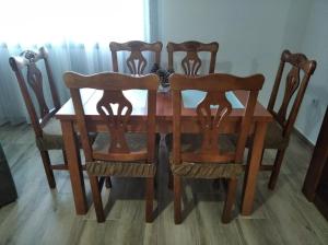 une table en bois avec quatre chaises et du parquet. dans l'établissement La Teja del Jerte, 