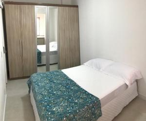 En eller flere senge i et værelse på B Camboriú Praia, Amplo, Confortável e Econômico