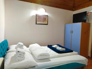 um quarto com 2 camas e toalhas em Florida Resort em Backa Palanka