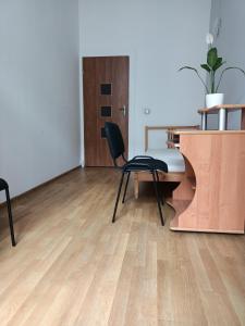 Camera con scrivania, sedia e tavolo di Cruz Mieszkanie Pokoje Centrum przytulny czysty lokal na noc a Łódź