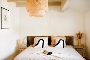 een slaapkamer met een bed met twee slippers erop bij Monumentale stolpboerderij voorzien van alle gemakken van nu! in Twisk