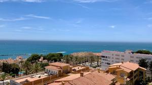 widok na miasto i ocean w obiekcie Don Gustavo Modern Apartment, Sea Views & Pool w mieście Benalmádena