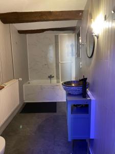 uma casa de banho com um lavatório e uma banheira em Casa Wellness Floreffe jacuzzi em Floreffe
