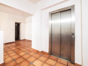 ベラクルスにあるHotel Trianonの建物内の金属製エレベーター付空廊 +17枚の写真