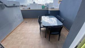 a table and chairs in a small room with a counter at Islas Malvinas 39 Atico F in Vecindario