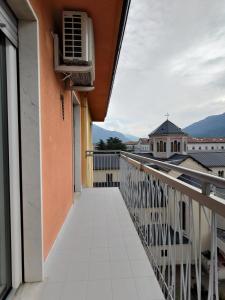 uma varanda com vista para um edifício em Design apartment n. 41 em Trento