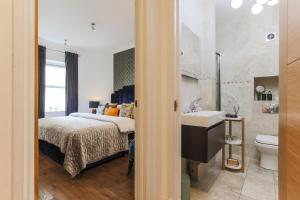 1 dormitorio con cama, lavabo y aseo en AWESOME LEICESTER SQ! Fashion Flat for Theatre Families and Happy Friends, en Londres
