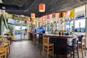 eine Bar in einem Restaurant mit Tischen und Stühlen in der Unterkunft Ariel Dunes I 1705 in Destin