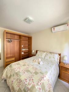 Giường trong phòng chung tại Lindo e aconchegante apto em Jurerê