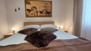 Posteľ alebo postele v izbe v ubytovaní Le Rondini di Casa Bernardi, sole e natura sulle Dolomiti Wi-Fi PetFriendly