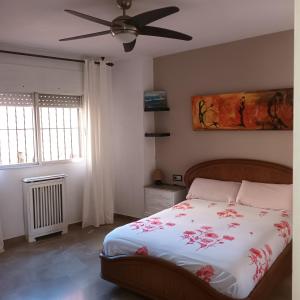 Cama o camas de una habitación en Piso en el centro de Granada con garaje incluido gratis
