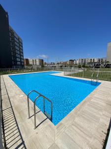 - une grande piscine bleue au-dessus d'un bâtiment dans l'établissement Bellísimo y centrico apartamento en La Serena, à La Serena