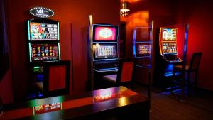 una fila de máquinas tragaperras en una habitación en Fantasyland Hotel, en Edmonton