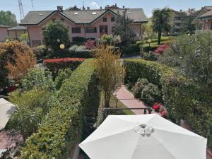 A garden outside La Casa Blu- Forum di Assago, Ospedale Humanitas, Milanofiori, IEO