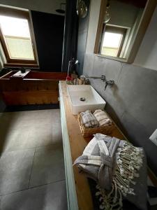 ein kleines Bad mit einem Waschbecken und einem Waschbecken in der Unterkunft B&B The Wine Room - Az. Agr. Matunei in Cardona