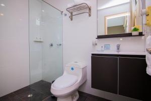 een badkamer met toilet, wastafel en douche bij Varanasi Hotel Boutique Aeropuerto in Cartagena