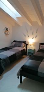 sypialnia z 2 łóżkami i lampką na suficie w obiekcie Villa Calla w mieście Soiano del Lago