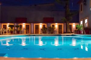 uma piscina num hotel à noite em Santa Helena Plaza em Oaxaca de Juárez