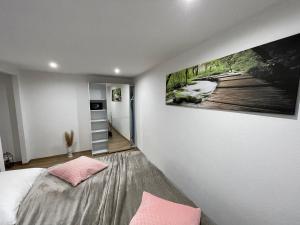 um quarto com uma cama e um quadro na parede em Elida 2 em Burgrieden