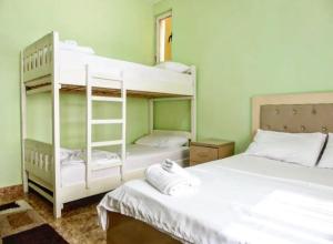 2 Etagenbetten in einem Zimmer mit 2 Betten in der Unterkunft Relax Hostel in Tirana