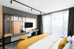 Pokój hotelowy z łóżkiem i biurkiem w obiekcie Art Hotel Szeged w Segedynie