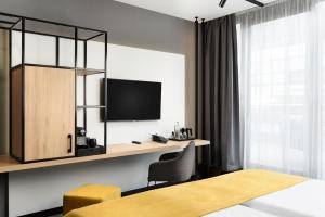 Televízia a/alebo spoločenská miestnosť v ubytovaní Art Hotel Szeged