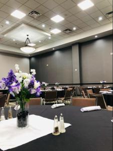 uma sala de conferências com uma mesa com flores roxas e brancas em Holiday Inn & Suites Phoenix-Mesa-Chandler, an IHG Hotel em Mesa
