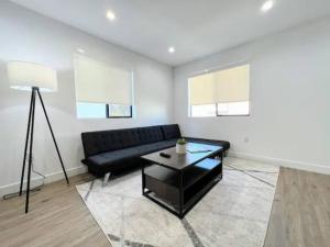 A seating area at 4BR Townhouse in KoreaTown