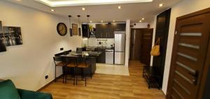 Una cocina y una sala de estar con mesa y sillas. en HAPPY - VIP Apartment - ApartamentyHappy pl, en Tarnów
