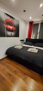 1 dormitorio con 2 camas y un cuadro en la pared en HAPPY - VIP Apartment - Self Check In, en Tarnów