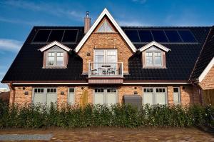 una casa con pannelli solari sul tetto di Syltmuschel a Westerland